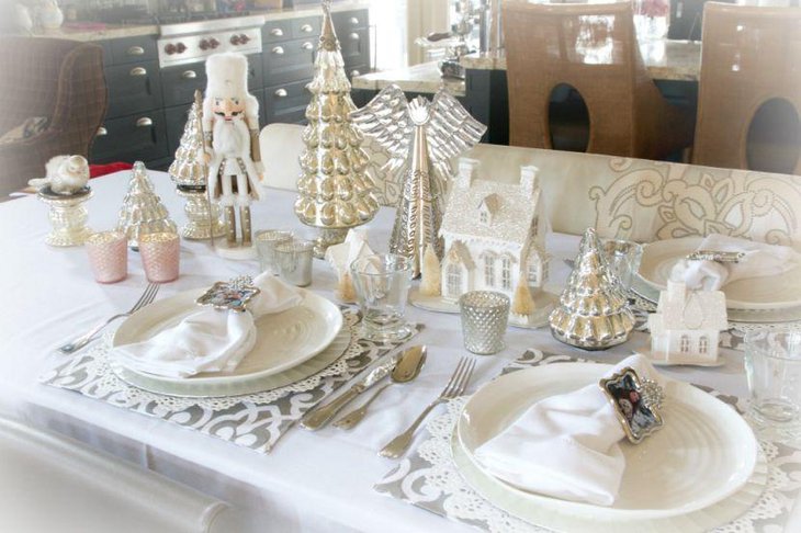 A gorgeous table with golden and white accented decorations