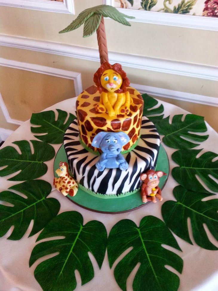 A lovely jungle cake with animals for table centerpiece