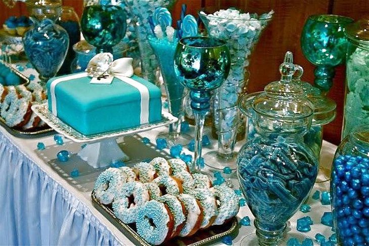 Amazing blue wedding candy table idea with blue cake