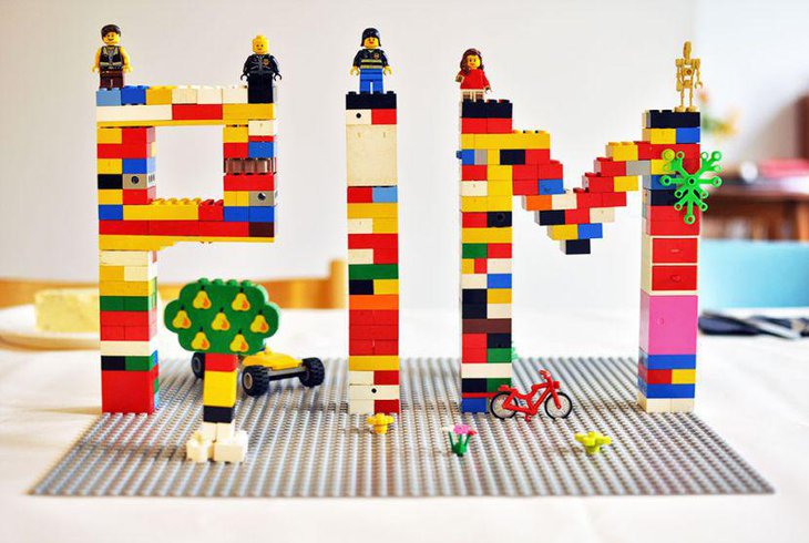 Amazing Lego blocks as birthday table centerpiece