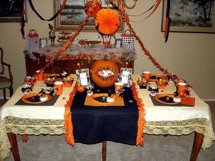 Amazing pumpkin Halloween table centerpiece