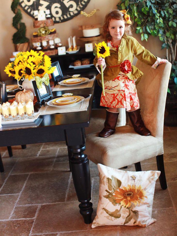 Amazing Thanksgiving table decor with sunflowers in vase