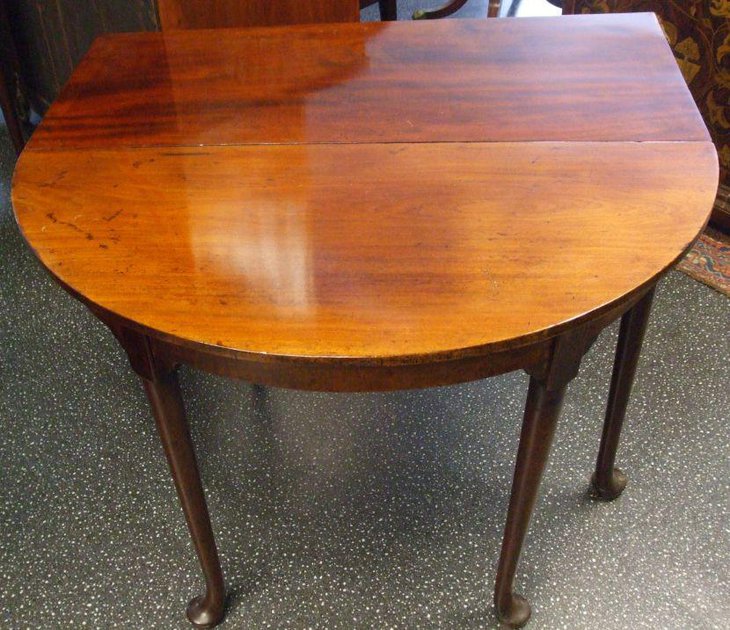 Antique Georgian drop leaf dining table made of mahogany