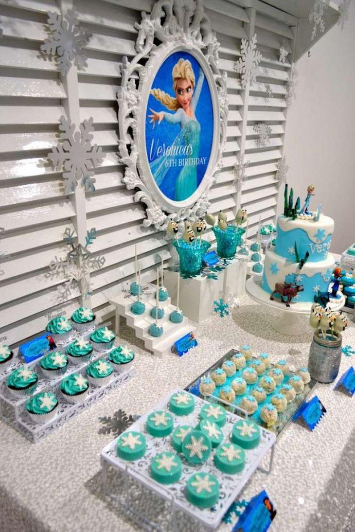 Appealing girls party with blue Frozen theme
