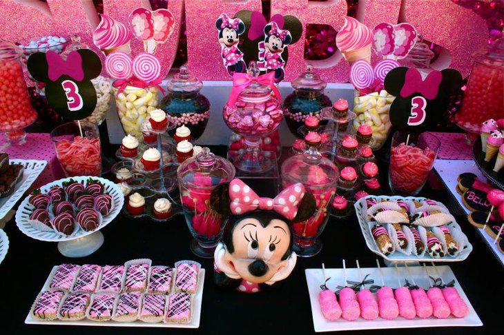 Awesome DIY Minnie Mouse candy buffet table decor