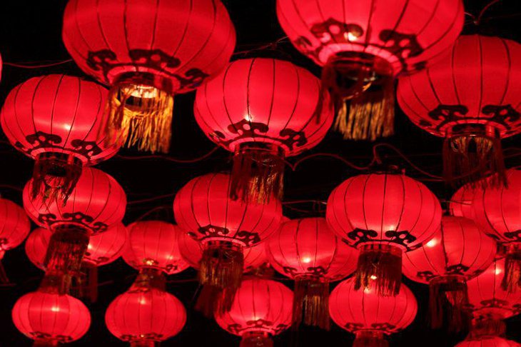 Beautiful red Chinese lanterns can be decorated as wedding centerpieces