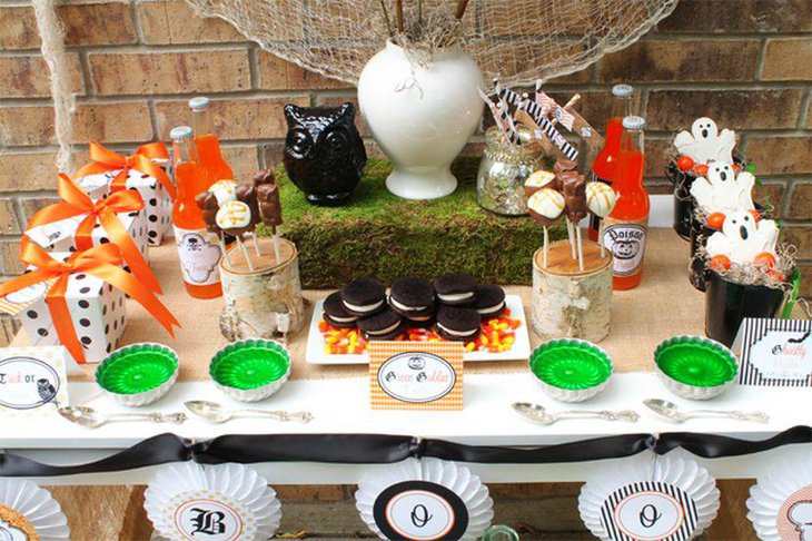 Black owl and spooky ghosts as Halloween table decorations for kids