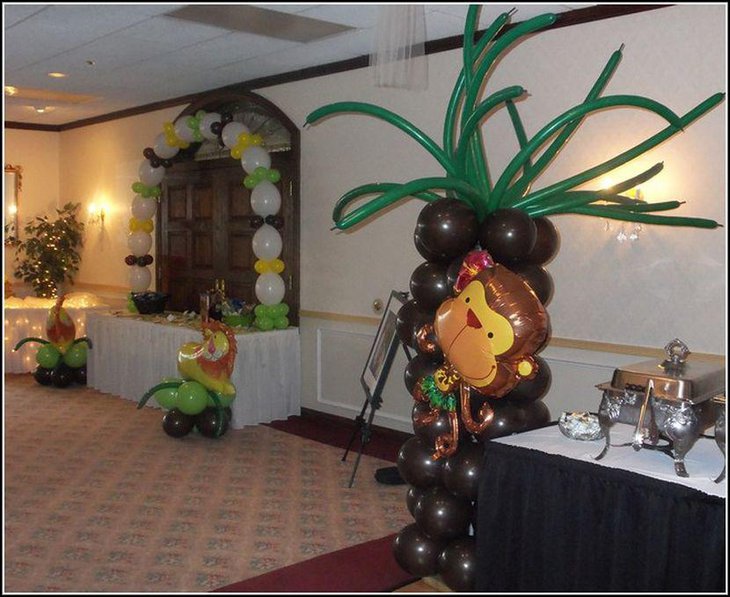 Boy baby shower decor with balloon coconut trees and monkeys 1