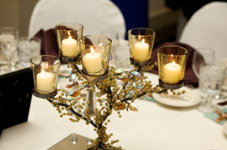 Choose such centerpieces for wedding tables that are simple in design