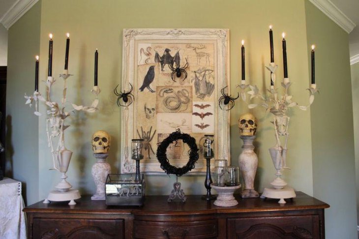 Cool skulls and wreath decorative pieces for Halloween table