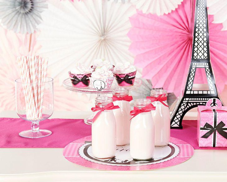 Cute DIY Cardboard Eiffel Tower Birthday Table Centerpiece
