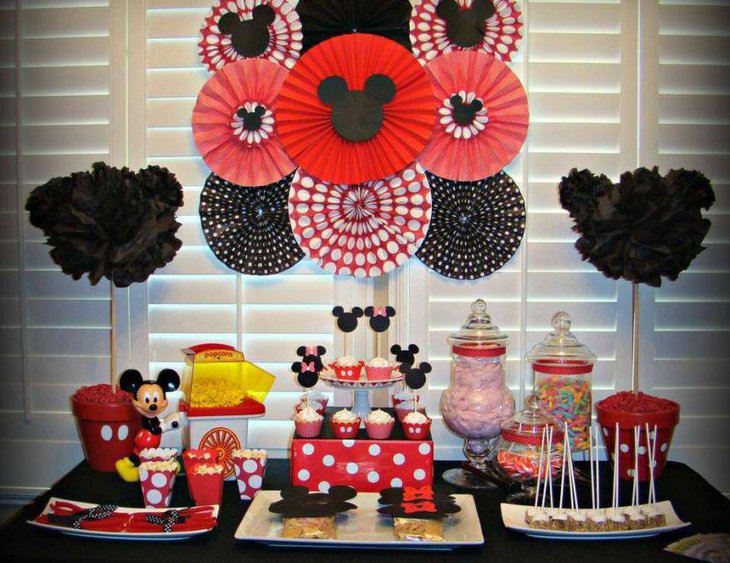 Cute Mickey Mouse birthday table decorations