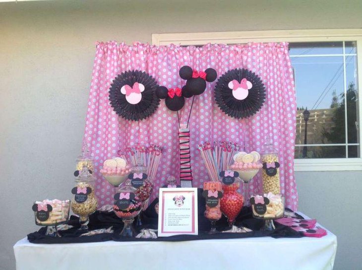 Cute Minnie Mouse candy buffet table decor