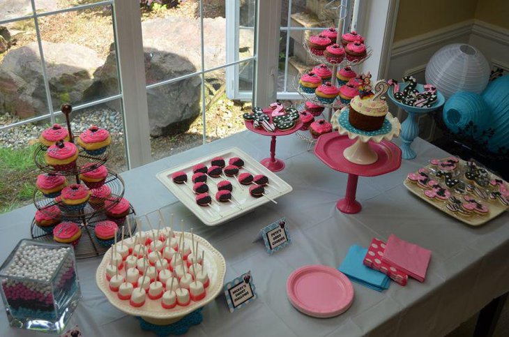 DIY Minnie Mouse candy buffet table decorations with jar and cake stands