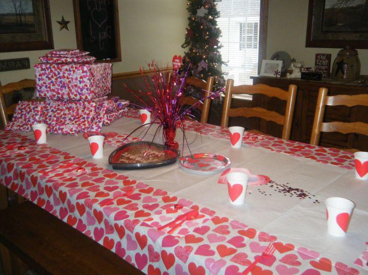 DIY tablecloth and centerpiece on Valentines table