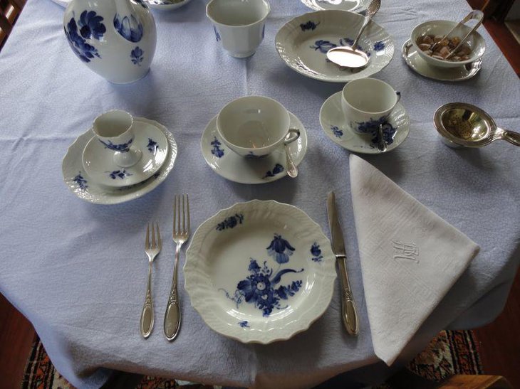Elegant and simple breakfast table setting with blue printed Chinaware