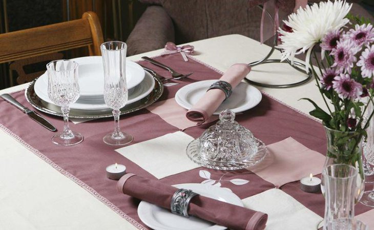 Elegant dinner table setting with silver napkin rings