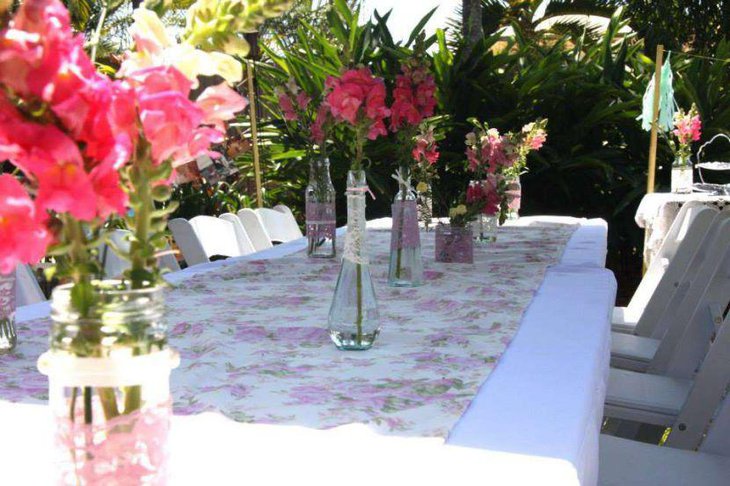 Elegant garden party table decor idea with pink flowers