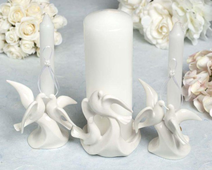 Elegant white bird unity candle centerpiece on wedding table