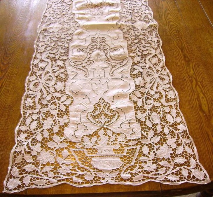 Excellent White Polyester Lace Table Runner