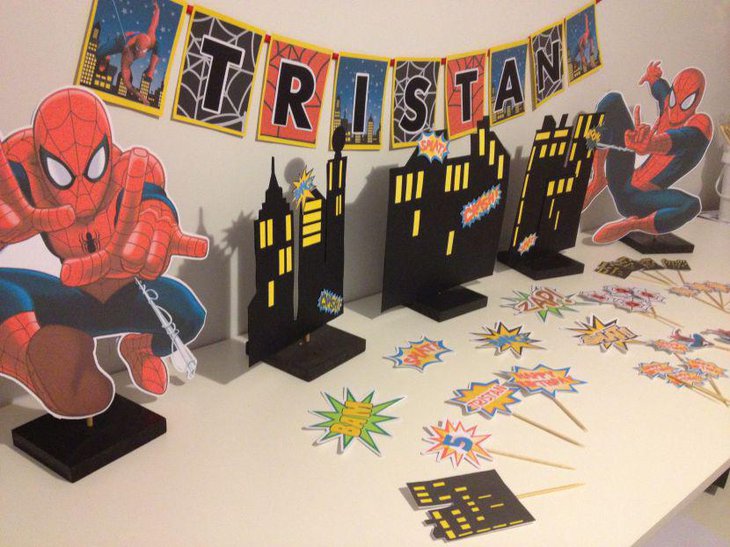 Exciting Spiderman table decoration with Spiderman items