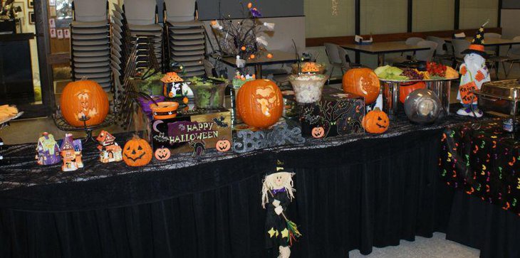 Fantastic pumpkin decorations on Halloween table
