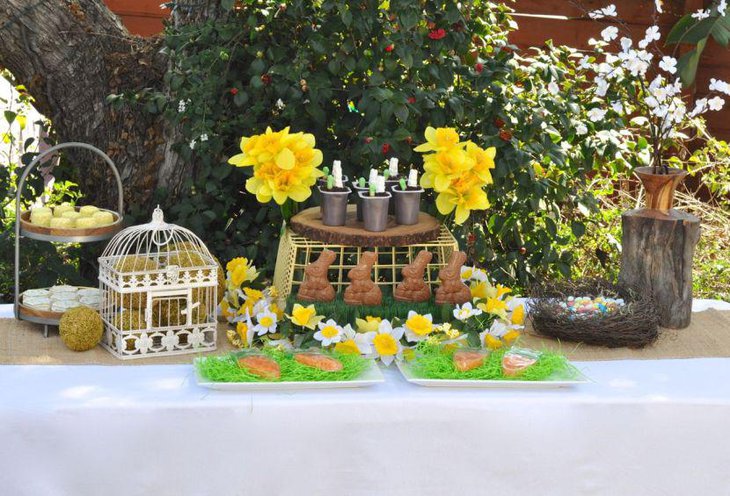 Festive garden party table decor with yellow tones