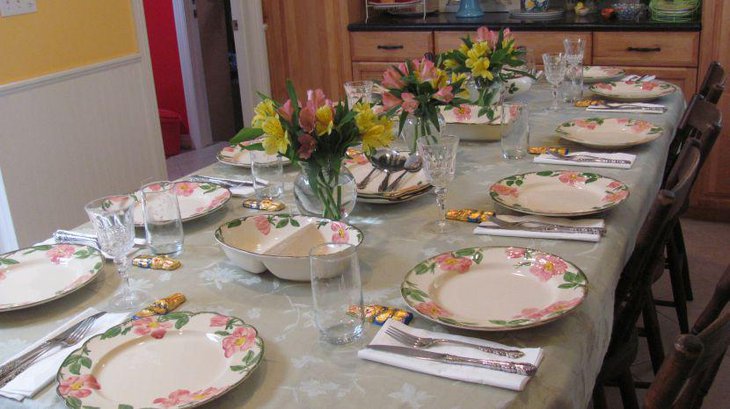 Fresh flowers line this Italian dinner table 1