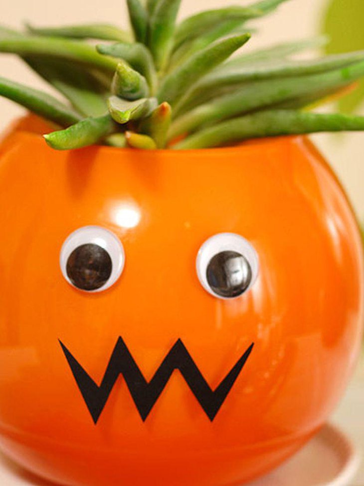 Funny pumpkin centerpiece for kids Halloween party table