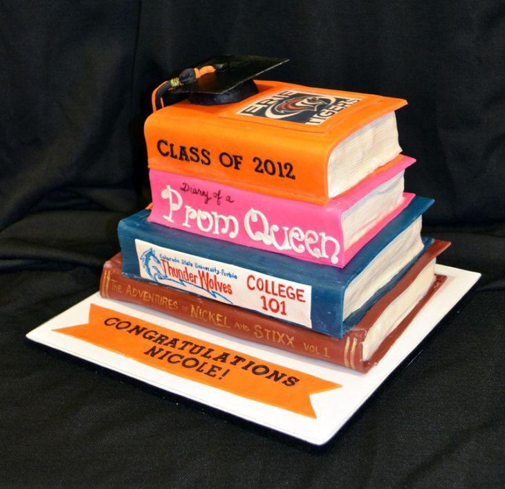 Gorgeous graduation cake centerpiece idea