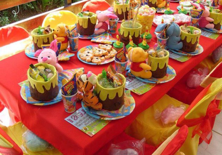 Gorgeous honey pot favors on Winnie The Pooh baby shower table