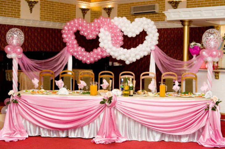 Gorgeous pink and white wedding table deco