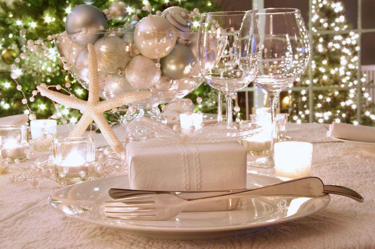 Graceful White Christmas Table Decor