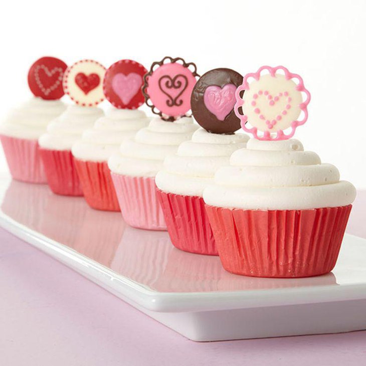 Heart topped cupcake Valentines centerpiece idea