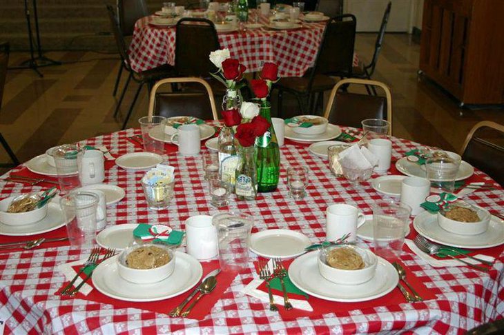Italian table decor using red and green accents