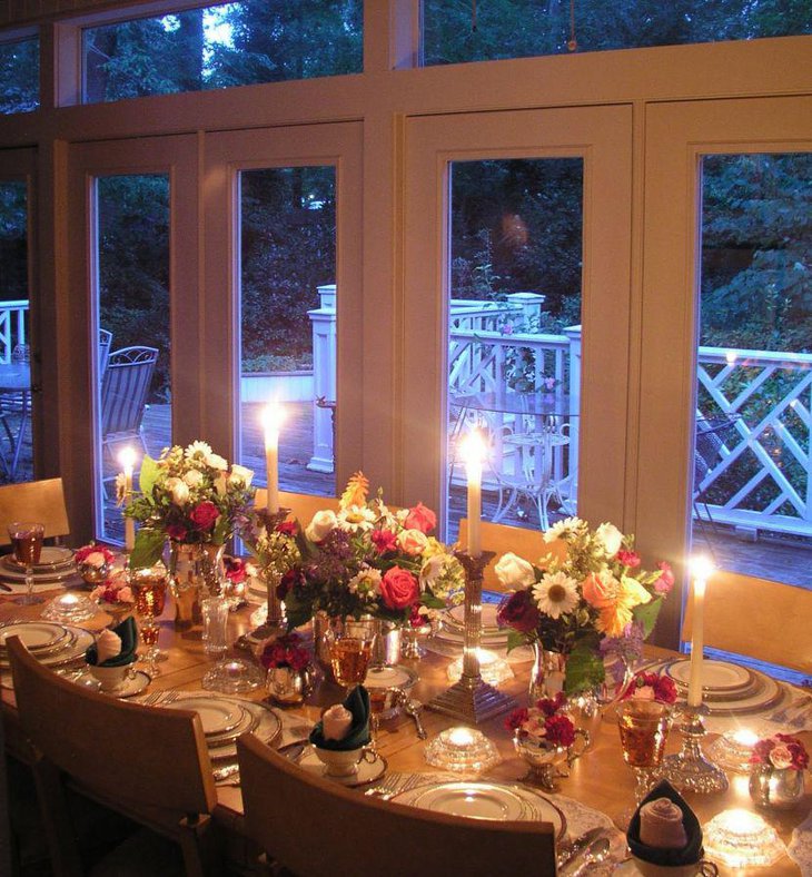 Mesmerizing dinner table decor for spring with flowers and candles