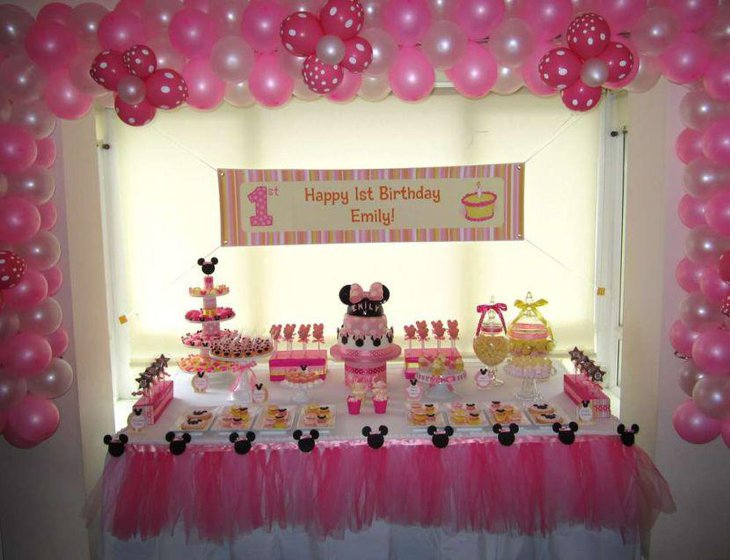 Mini mouse pink birthday table decor