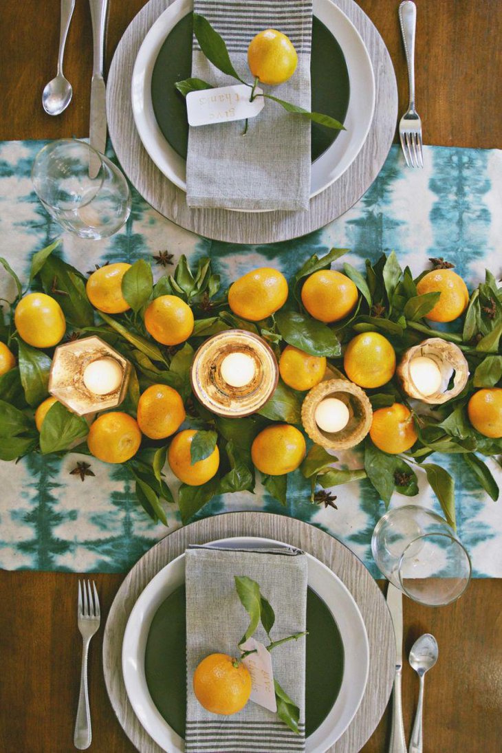 Modern white and blue Thanksgiving table runner for a sober and sophisticated table decor