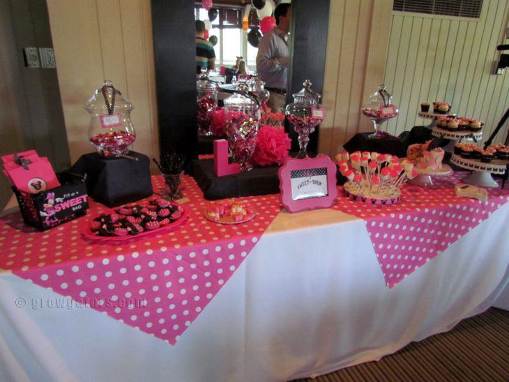 Pink and black birthday candy tablescape with Minnie Mouse theme