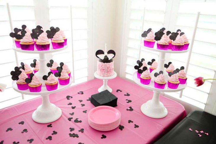 Pink and black Minie Mouse birthday table setting