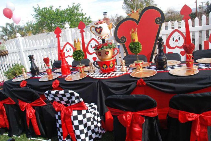Queen of hearts themed Valentines centerpiece 1