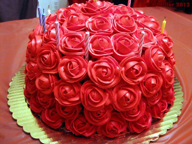 Round luscious red rose cake for birthday party