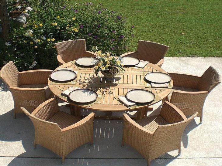 Round Outdoor Extendable Dining Table in Wood