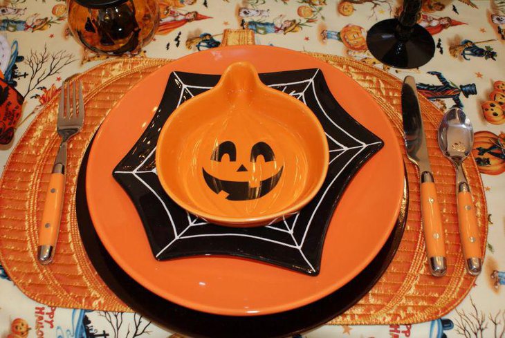Smily pumpkin plate in orange as kids Halloween table decorations