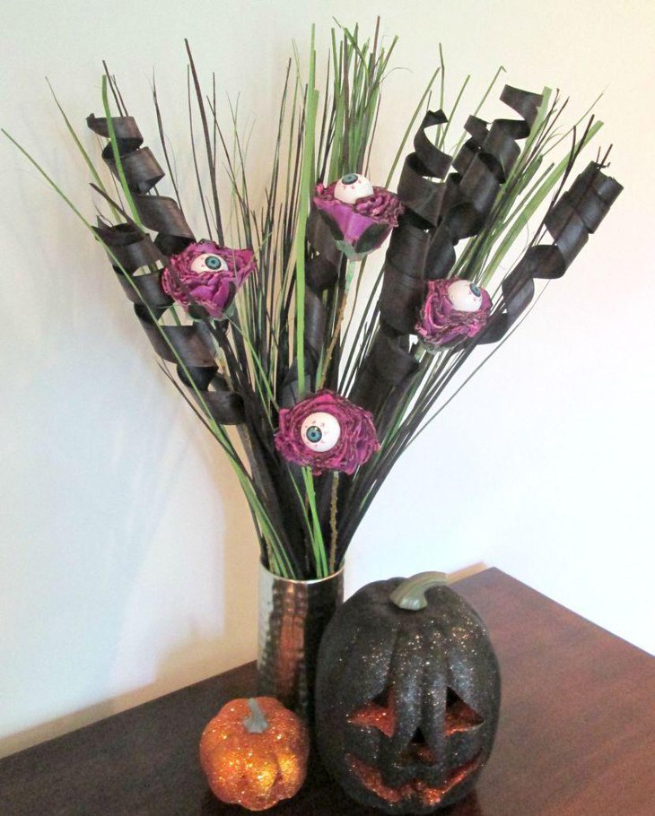 Spooky DIY flower vase and pumpkin Halloween centerpiece