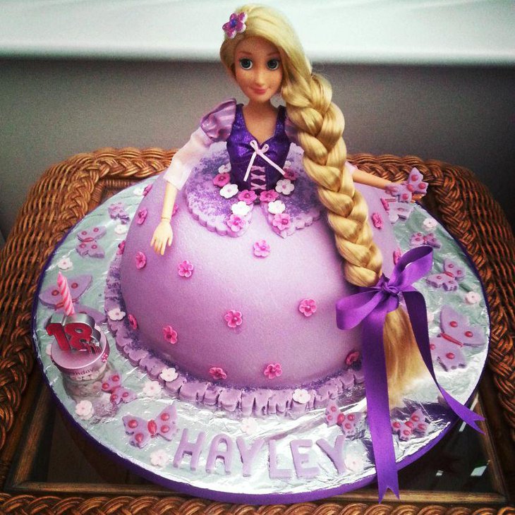Sumptuous Rapunzel birthday cake in purple theme