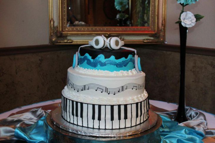 Sweet 16 birthday party table adorned with a piano and musical notes inspired cake