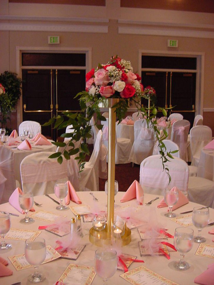 Table centerpieces for wedding must suit the table design and shape