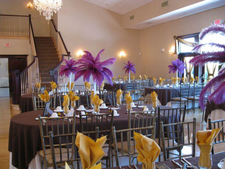 Think different and make use of feathers as wedding table centerpiece