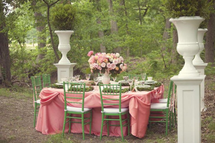 Unique outdoor weddign table decor with pink roses in white ceramic vase